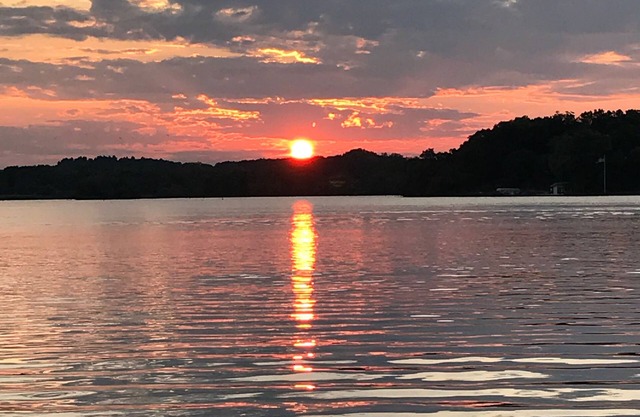 Classic Lakehouse! BOOK NOW! Perfect for the HOLIDAYS!