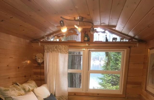 Classic Lakeside Cabin