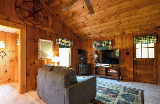 Classic Maine Cottage in an association with a nice yard and shared beach