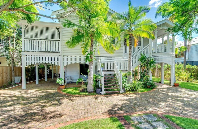 Classic Queenslander Close to City cat and Hawthorne Rd Shops & Restaurants hub