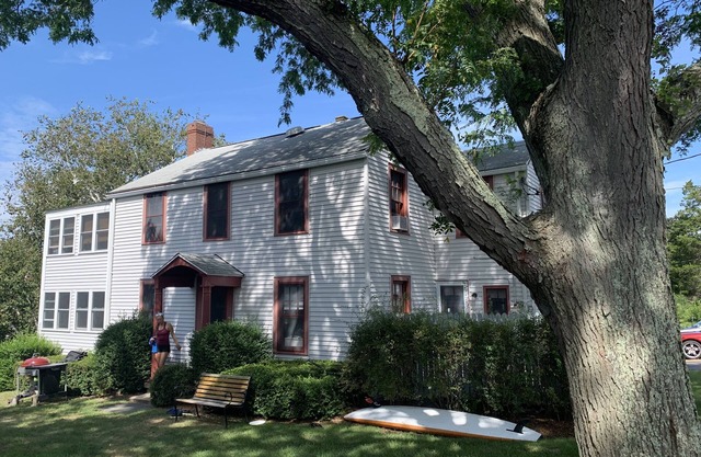Classic shoreline cottage 5-minute walk to the beach, Madison CT private beach