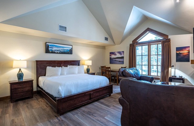 Classic Studio in Osprey Meadows with Fireplace