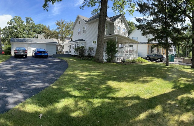 Classic Lake House just a few blocks to Abbey, Lakefront, Restuarants, & Beach