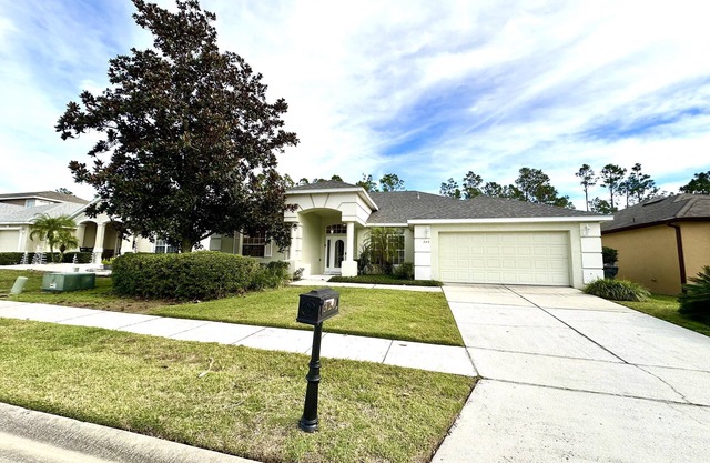Classically Elegant 4 Bed Pool Home on Golfing Community