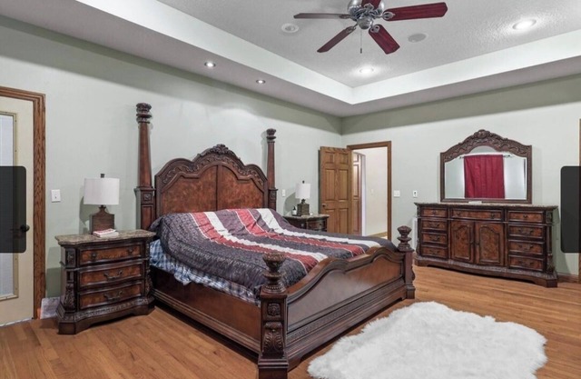 Classy 7 bedrooms 5 bathrooms house with pool & hot-tub in up scale neighborhood