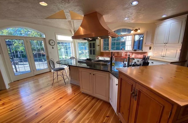 Classy country refuge from urbanity, short drive to the Waconda Lake