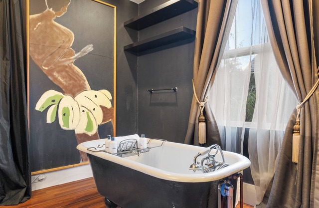 Classy Couve Walkable Downtown Apartment