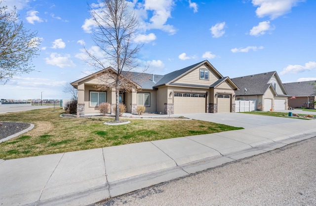 Clean and Comfortable Centrally Located 5br/3Bath home in Meridian, ID.