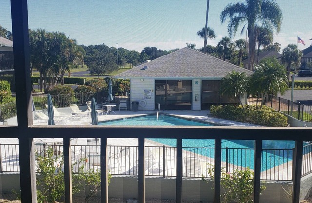 Clean and fresh pool view condo 3 bed/2 bath in the heart of Cypress Lake