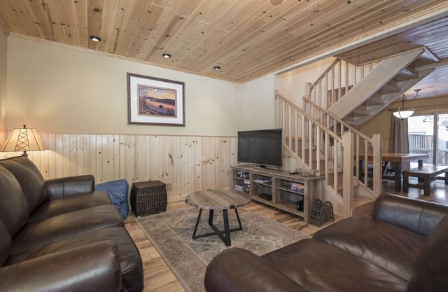 Clean and fresh remodeled Lake Forest Glen End Unit