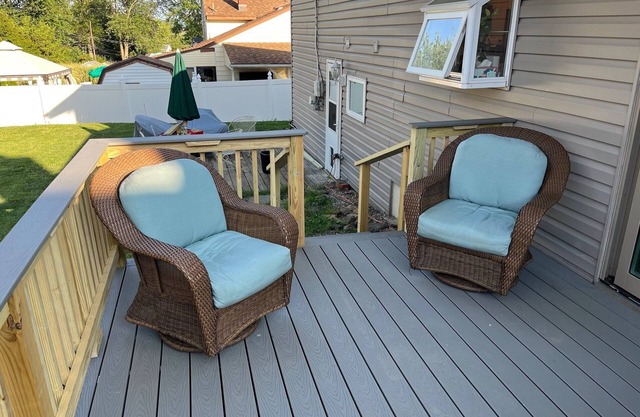 Clean Comfortable 4-bedroom house w/deck. Near I-95. EZ Access to PHL & Trains