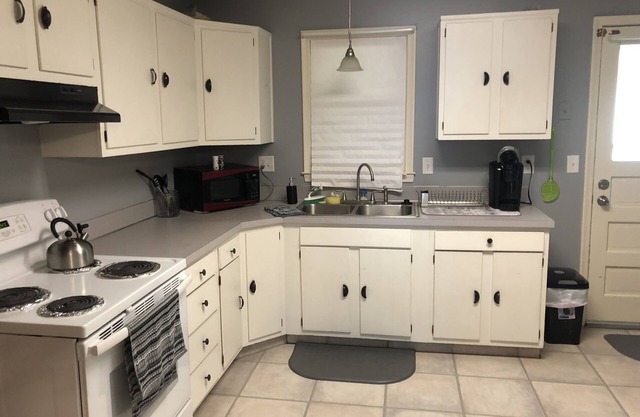 Clean, comfortable, convenient! 2 bed home in Bellevue