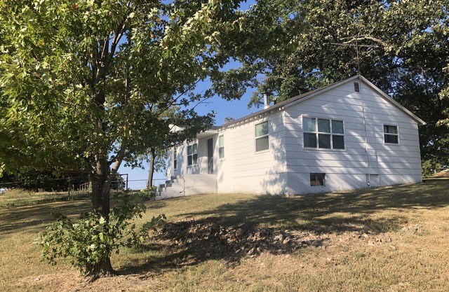 Clean, comfy and cute farmhouse between Joplin and Neosho, easy access to I-49.