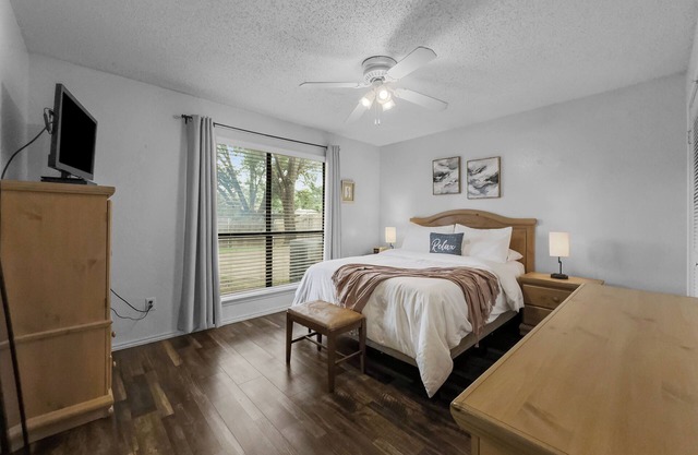 Clean & Cozy 2BD/2BA Plus Office - Great Location!