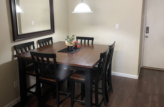 Clean, Cute Townhouse - near interstate - quick commute
