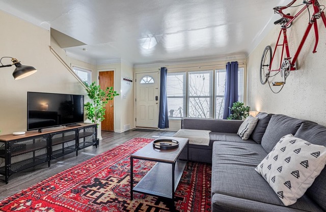 Clean, Fresh and Homey 2BR! Welcome!