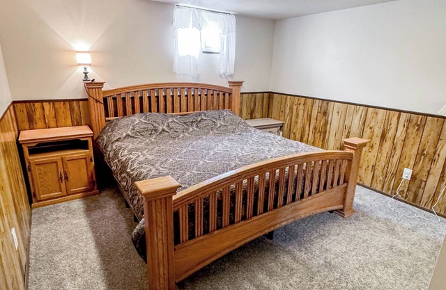 Clean, Fresh, Sleeps 8, big screens TVs, WiFi in enjoyable Pocatello