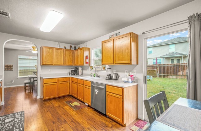 Clean, Fun 3 Bedroom, with Game Room & Fire Pit