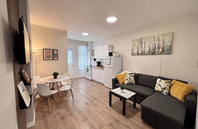 Clean, modern, newly renovated 2 BD condo in the heart of Plateau Mont-Royal
