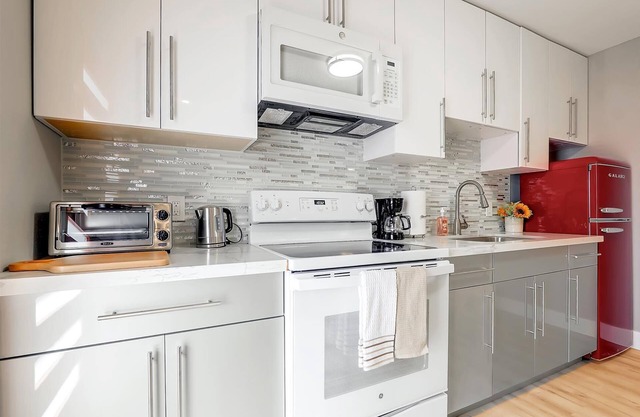 Clean Private Entrance 1BD/1BA w/AC, W/D Suite