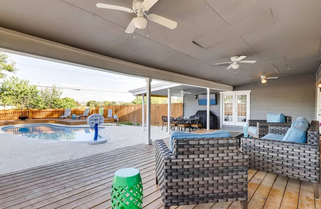 Clean Relaxing Retreat: Solar Heated Pool. Gameroom! Access to SA Attractions