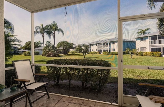 Clean safe condo centrally located to hospitals, beach, downtown, and airport