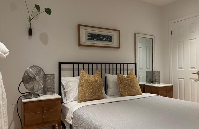 Clearbrooke Gem- Bright Private Bedroom close to YYZ