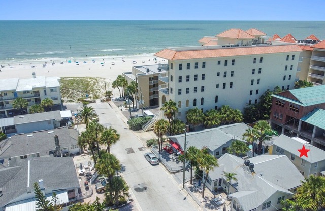 Clearwater Beach Cottage 24/Walk to the beach!