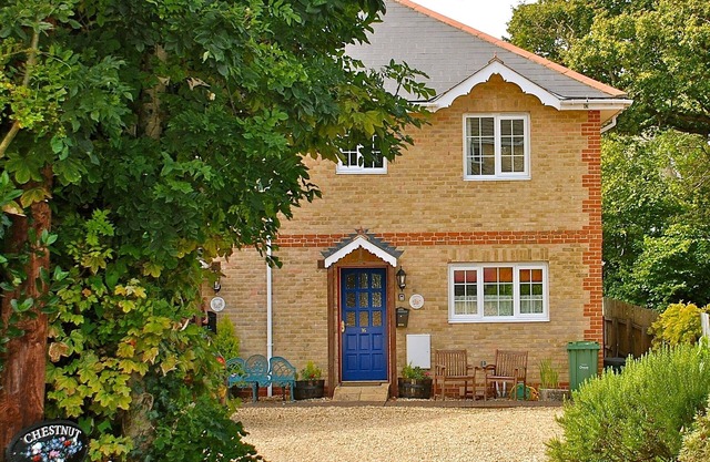 Clematis Cottage, Country Setting, 10 min walk to beach, Family Friendly.