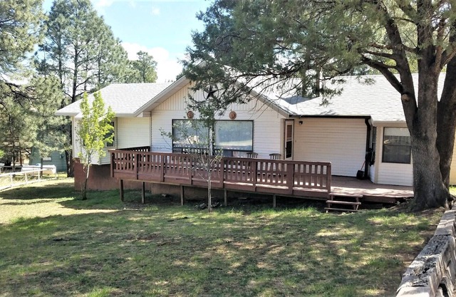 Cliff Cabin: Nice Level Entry, Single Level Cabin, Front and Back Decks, Close to Town