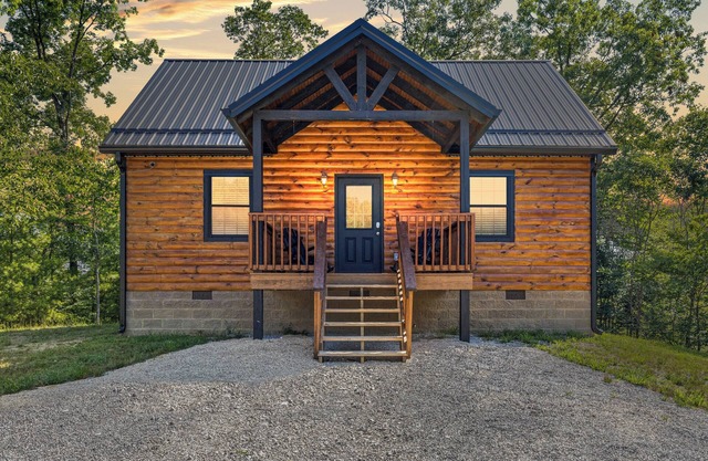 Cliff Haven at Red River Gorge 2-bedroom cabin with WiFi, AC, Hot Tub, Pool
