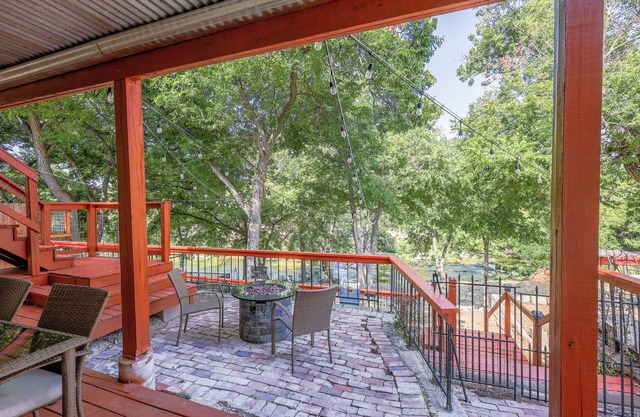 Clink on the Creek- Creekside DT Belton- Pet Friendly