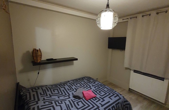 Clock apartment near quai de Seine and di center