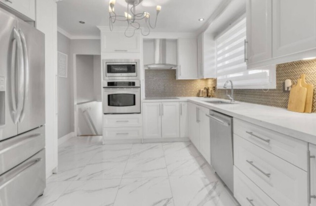 Close to airport 4 bedroom home