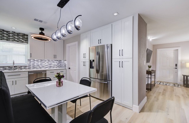 Close to Beaches, Downtown St Petersburg restaurants and night life!