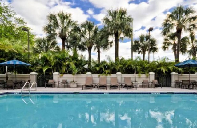Close to Busch Gardens 2 Q beds with sofa bed