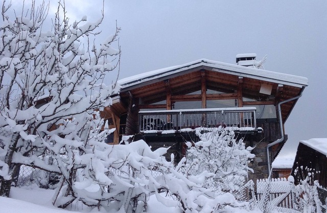 Close to Courchevel and the 3 valleys, traditional chalet with panoramic view