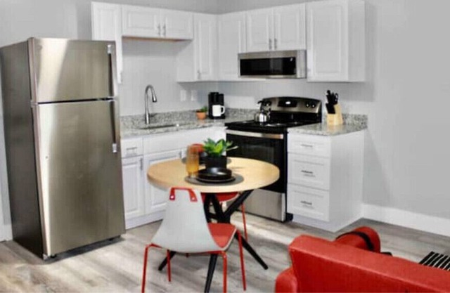 Close To Downtown Studio Apartment w/ Queen Bed
