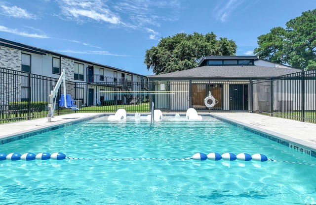 Close to everything 1-bedroom apartment w/AC & fitness room in charming Lufkin