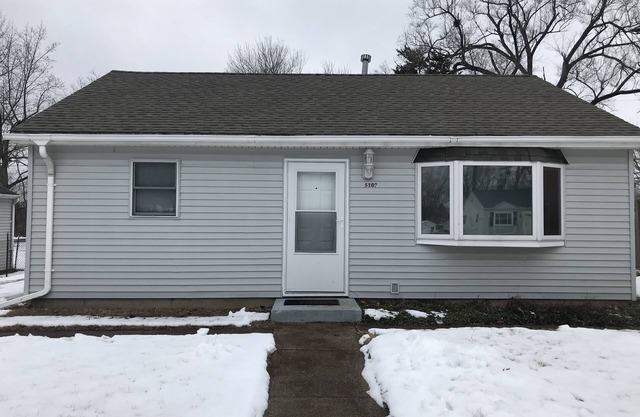Close to Peoria downtown area, civic center, OSF Hospital, shopping area
