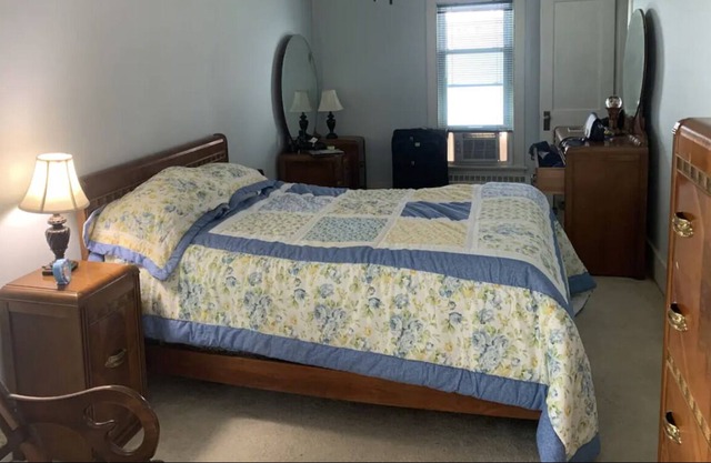 Close to Sking: Cheerful 2 Bedroom 1.5 bathroom Single-Family Home