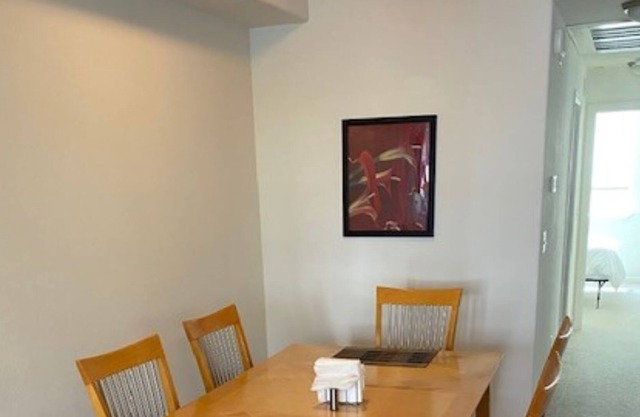 ❤️ Close to SR Regional Hospital. Spacious kitchen, WIFI, garage, w/d in unit