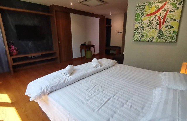 Close to the airport & within KK city, convenient to get around and amazing view