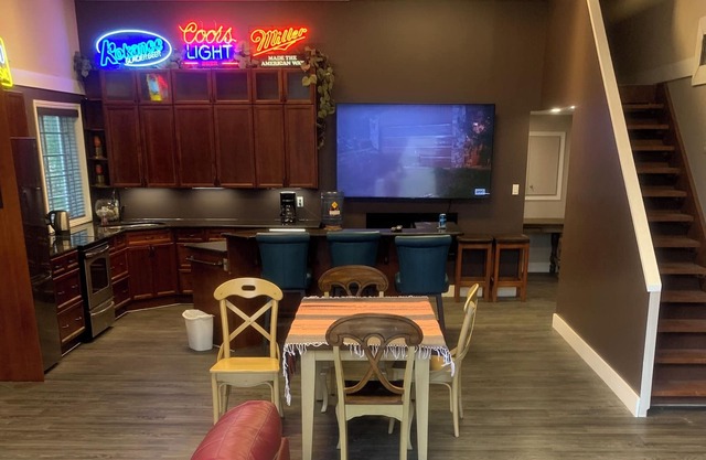 Close to the Calahoo Hall , hockey rink , ball diamonds , store , churches .
