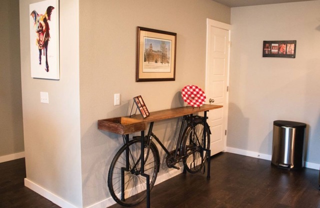 Close to U of A and Centennial Park