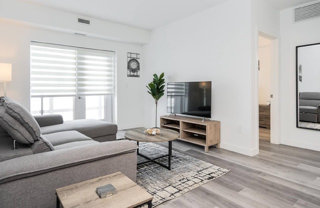 Close to UM + South Winnipeg + Bright 2 Bdr +Free Parking (103-30 UC)