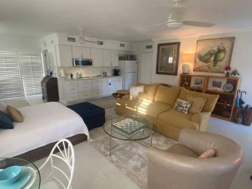 Closest Studio Suite to Vanderbilt Beach, new remodel, well appointed, BBQ, yard, very private plus many extras!