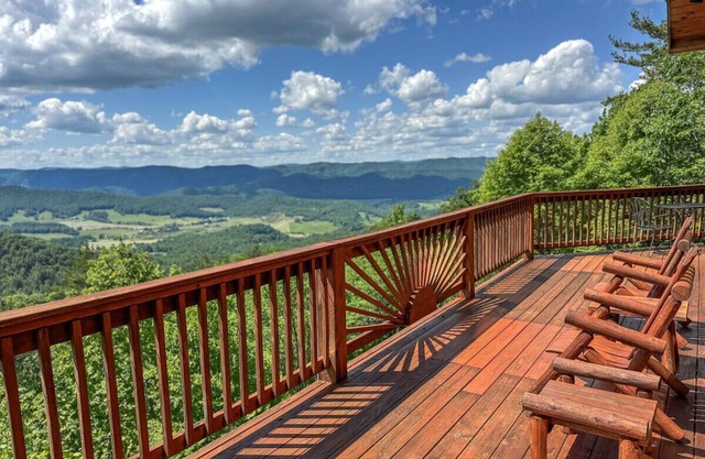 Cloud 9: Log Cabin, Stunning View, Luxury Hot Tub, Gas Fire Pit, 30 min to Boone
