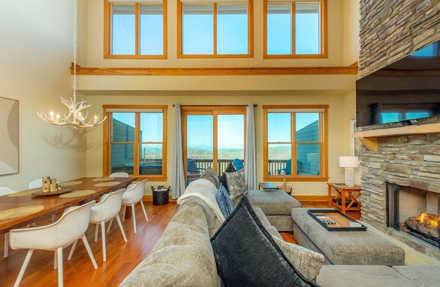 Cloud Dancer Spacious retreat with amazing views & hot tub
