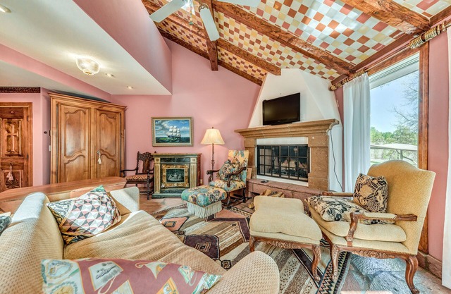 Cloudcroft Home w/Fireplace Near Downtown!